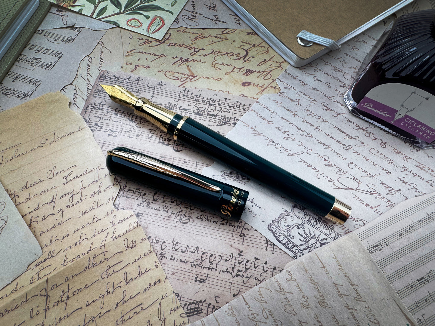 Pineider Anniversary Avatar UR  Serpentine Green Fountain Pen